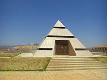 Pyramide du point central du lieu