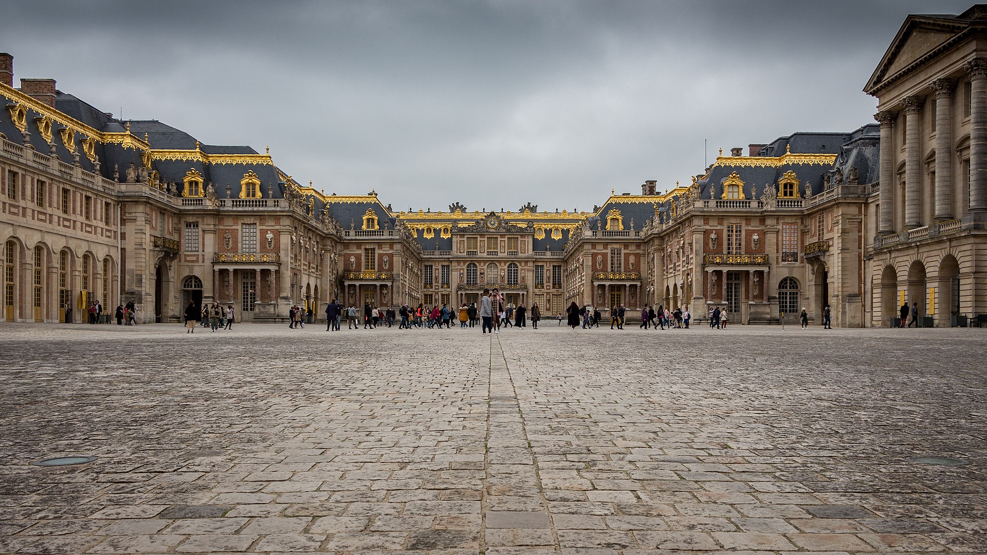 Château de Versailles - Cour Royale.jpg