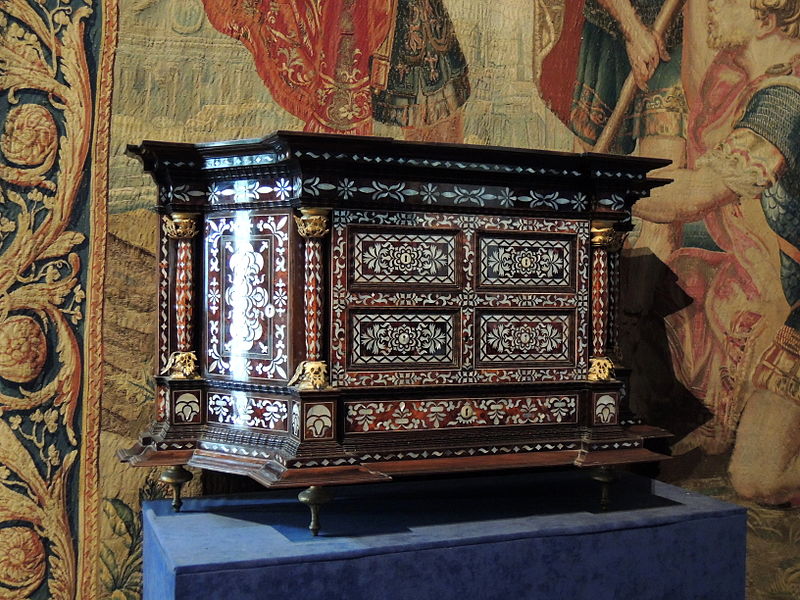 File:Chambord Chambre de la reine Cabinet en Nacre.JPG