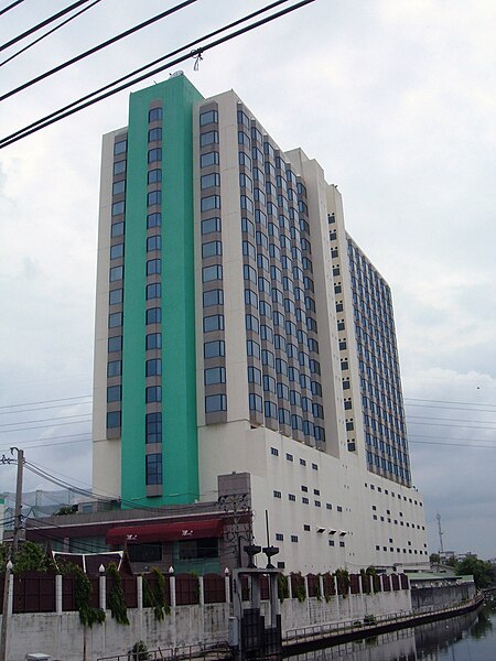 File:Chaophya Park Hotel from street.JPG