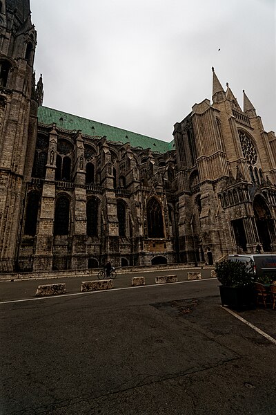 File:Chartres - Cloître Notre-Dame - Rue des Changes - South façade of Cathédrale Notre-Dame de Chartres 1193-1250 04.jpg