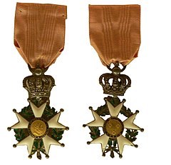 Louis XVIII era (1814) Knight insignia: the front features Henry IV's profile and the rear, the arms of the French Kingdom (three fleurs-de-lis). A royal crown joins the cross and the ribbon.