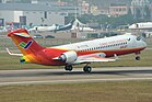 Die vollständig in der Volksrepublik China entwickelte Comac ARJ21 landet auf dem Flughafen von Zhuhai. KW 45 (ab 3. November 2013)