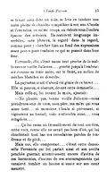 se tenait assis dans un coin, se leva en tendant une main pleine de chaudes sympathies à son ami Claude et l’entraîna, en même temps, au dehors sous l’ombre épaisse des cerisiers. Ils restèrent longtemps immobiles, sans phrases, le regard dans le regard, comme pour y chercher bien au fond des expressions assez justes pour traduire ce qui se passait dans leur âme. Fernande, elle, s’était assise tout proche de la malheureuse vieille Julienne… proche jusqu’à l’embrasser comme sa vraie mère, sur le front, au milieu de mèches blanches en désordre. La paysanne avait d’abord été gênée de ce baiser… Elle si pauvre, si obscure, devant cette demoiselle… Mais celle-ci, lui tenant la main, ajoutait : — Ne pleurez pas, bonne vieille Julienne — nous prendrons soin de vous, mon père, ma mère qui vous aime tant… et monsieur Claude si prévenant, si vigoureux au travail, vous soutiendra aussi… vous consolera… …Ça lui causa un tressaillement, de tout son être, cette voix, venue elle ne savait pas bien d’où, qui lui chuchotait tout bas ces consolantes paroles de tendresse et de pitié… Mais oui, elle comprenait… c’était cette demoiselle Fernande qui lui parlait ainsi et son oreille penchée guettait attentivement encore d’autres de ces harmonies, d’autres de ces encouragements qui venaient tomber en baume si suave sur son cœur meurtri.