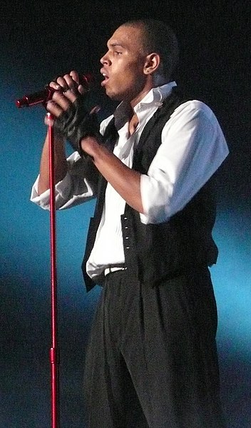 File:Chris Brown singing at Brisbane Entertainment Centre cropped 2.jpg