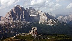 チンクェトッリ(手前)とトファーナ(奥)の間の谷の約6km右にコルティーナ・ダンペッツォ、左約4kmにファルツァーレゴ峠がある。ヌヴォラーウからの眺望。