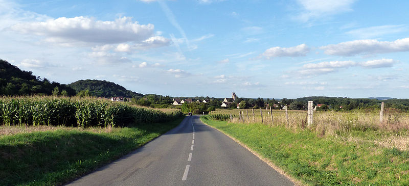 File:Cinqueux - Vue générale depuis la route de Rieux.jpg