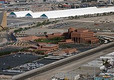 Здание окружного правительства, на заднем плане — временное здание Всемирного торгового центра в Лас-Вегасе. Вид из казино «Стратосфера»