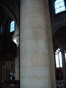 Colonne en pierre de Caen (pilier restauré, refait entièrement).