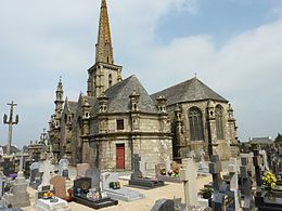 Commana 7 L'église Saint-Derrien vue du cimetière.JPG