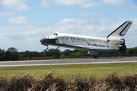 Tập_tin:Concluding_the_STS-133_mission,_Space_Shuttle_Discovery_touches_down_at_the_Shuttle_Landing_Facility.jpg