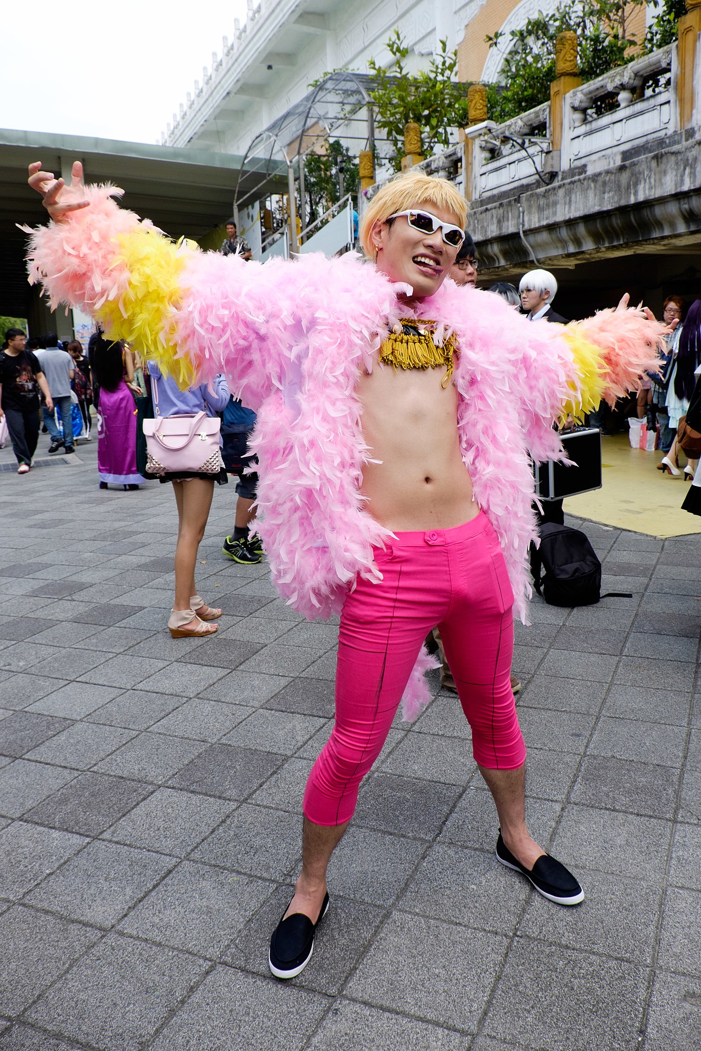 File:Cosplayer of Donquixote Doflamingo from One Piece in PF22
