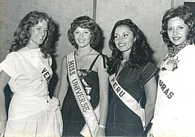 Рина Мор (вторая слева) с участницами конкурса «Мисс Вселенная» 1977 года