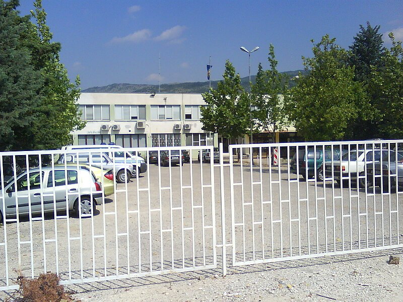 File:Customs service office, Grude.jpg