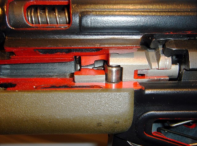 Cutaway model of the chamber with gas relief flutes (left) and roller-delayed action of the G3 battle rifle