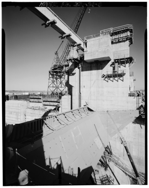 File:DETAIL VIEW OF TAINTER GATE PIER AND NON-SUBMERSIBLE TAINTER GATE, SHOWING MAIN LOCK IN BACKGROUND, LOOKING NORTH (UPSTREAM) - Upper Mississippi River 9-Foot Channel Project, HAER ILL,60-ALT.V,1-6.tif