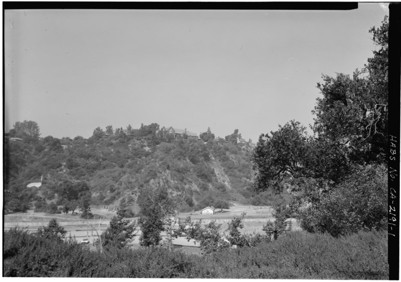 File:DISTANT VIEW ACROSS ARROYO (HOUSE ON RIDGE IN CENTER) - Max Busch House, 160 South San Rafael Street, Pasadena, Los Angeles County, CA HABS CAL,19-PASA,4-1.tif