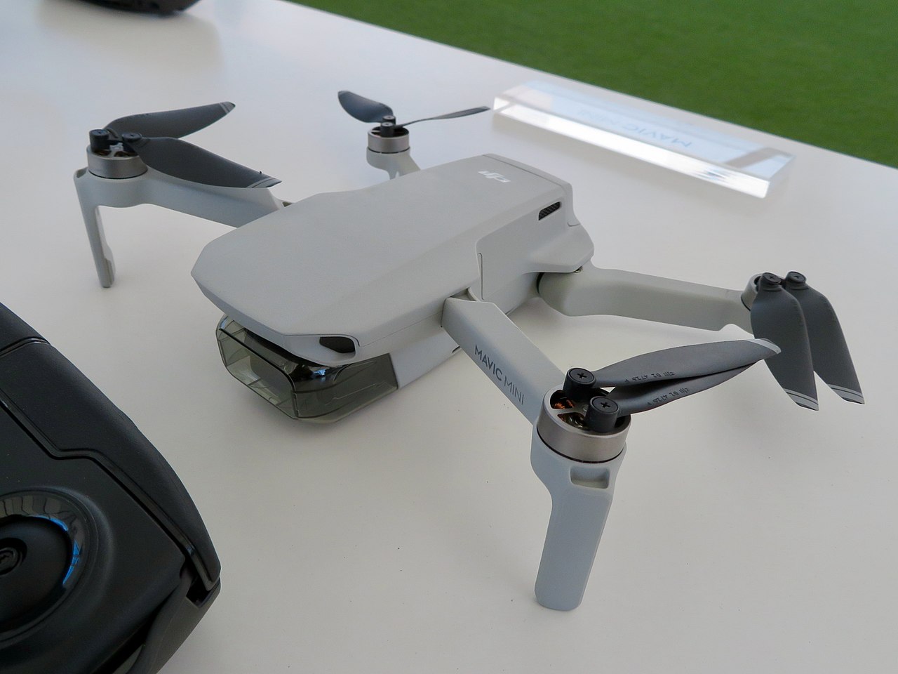 File:DJI Mavic Mini displayed - 2.jpg - Wikimedia Commons