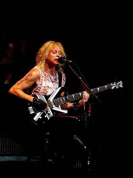 File:Def Leppard (14825665840).jpg