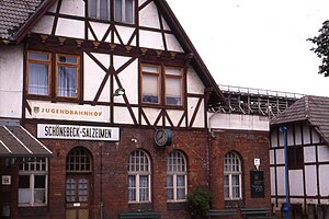 ایستگاه Deutsche Reichsbahn - Schönebeck - Salzelmen. FDJ Jugendbahnhof در der DDR. مه 1990 (4609128963) .jpg