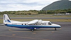 新島空港に駐機するドルニエ228（JA34CA）