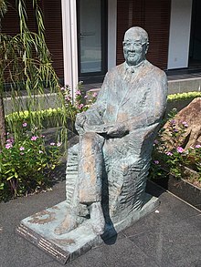 Dr Li Choh-ming's statue in CUHK Institue of Chinese Studies.jpg