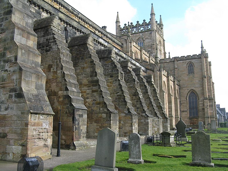 File:Dunfermline Abbey - south side and buttresses (geograph 3348794).jpg