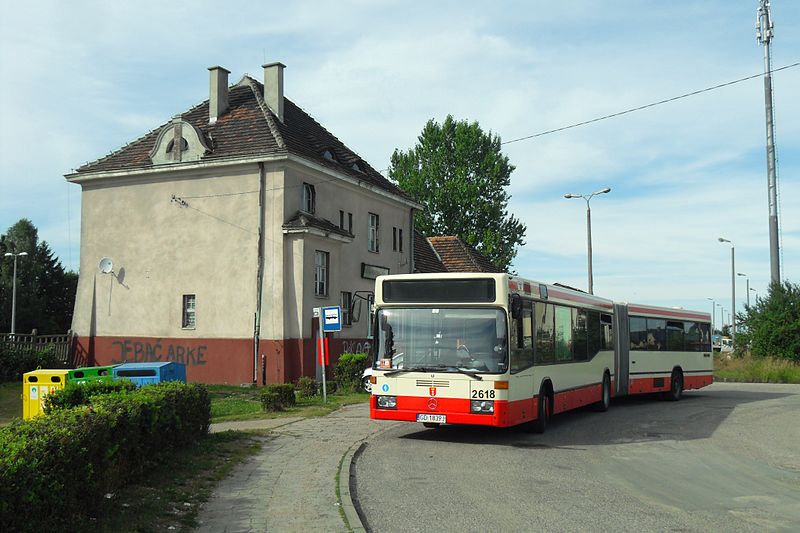 File:Dworzec Gdańsk Osowa i autobus Mercedes.JPG