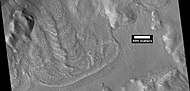 Glaciar saliendo del valle, toada por HiRISE bajo su programa HiWish. La ubicación es el borde del cráter Moreux.