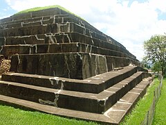 Jižní a východní strana vrcholu pyramidy, ve struktuře B1-1.