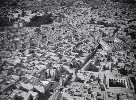 Aerial view of the Mouassine neighbourhood in the early 20th century. The Mouassine Mosque is visible in the middle right.