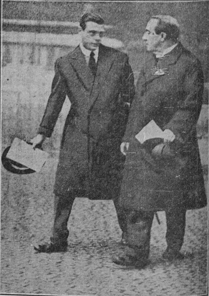 File:Edward, Prince of Wales and Prime Minister Stanley Baldwin talk after the unveiling of a tablet honoring the dead at Westminster Abbey (October 1926).jpg