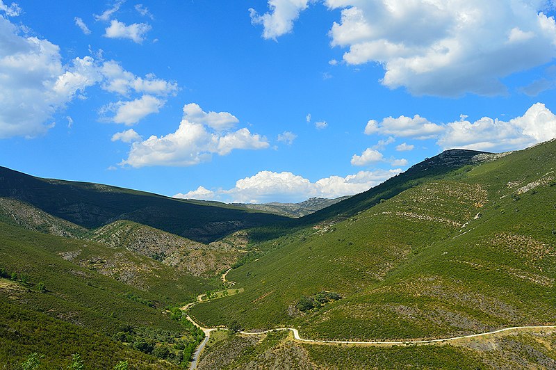 File:El Atazar - Sierra Norte de Madrid (20659944340).jpg