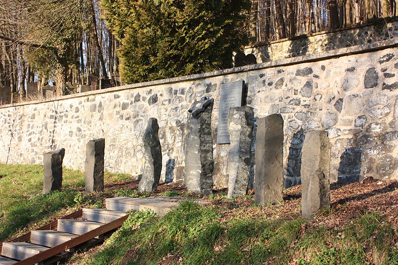 File:Ellar Judischer Friedhof Mahnmal.jpg