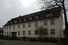 Hauptgebäude der Dionysius-Grundschule. Zuvor Schulgebäude der Volksschule Elsen.