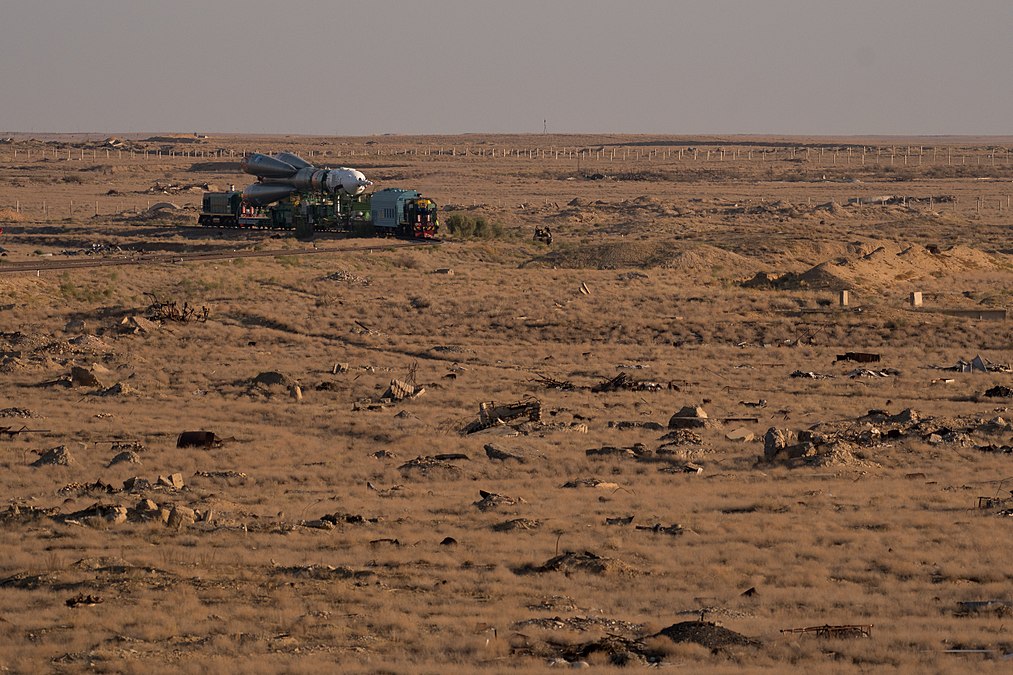 Expedition 53 Soyuz Rollout (NHQ201709100013).jpg