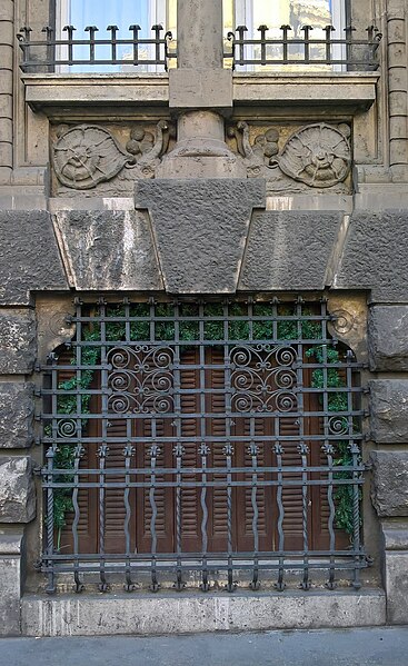 File:Face-like facade in Rome.jpg