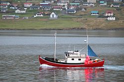 Feröeri csónak a Skálafjørður vizén, Strendur közelében