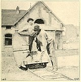 Feldbahnbetrieb mit der Spaldingbahn - Entleeren der Kippwagen (W. Kiehl, 25. Februar 1905).jpg