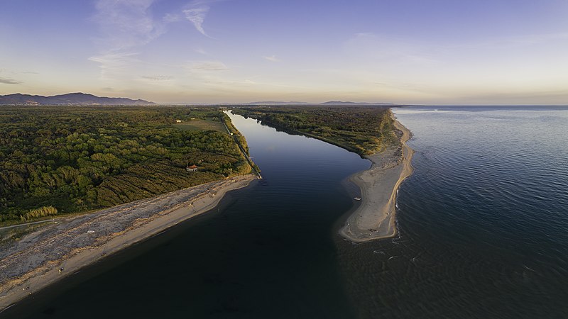 File:Fiume Serchio - Panormama aereo 1.jpg