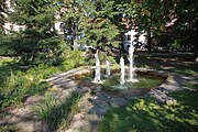 Čeština: Fontána Ukradené volavky východně od Kněžské ulice v parku Sady v Českých Budějovicích. English: Fountain Ukradené volavky in the park Sady in the centre of České Budějovice, Czechia.