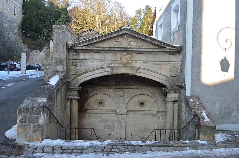 File:Fontenay-le-Comte - Fontaine 4 tias.jpg