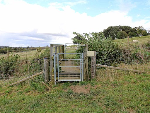 Footpath to Upper Quinton - geograph.org.uk - 3175490