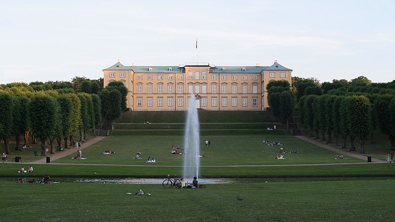 File:Frederiksberg Slot.jpg