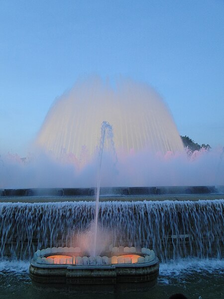 File:Fuente Mágica de Montjuic, Barcelona - panoramio (3).jpg