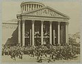 Funérailles de Victor Hugo - Dais et couronnes de fleurs devant l'entrée du Panthéon.jpg