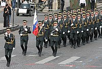 Guarda eslovena marchando com uniforme cerimonial.