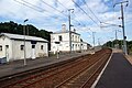 La gare de Landivisiau, le bâtiment voyageurs, les voies et quais en direction de Rennes