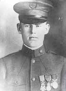 Gary E. Foster - perang DUNIA i Medal of Honor recipient.jpg