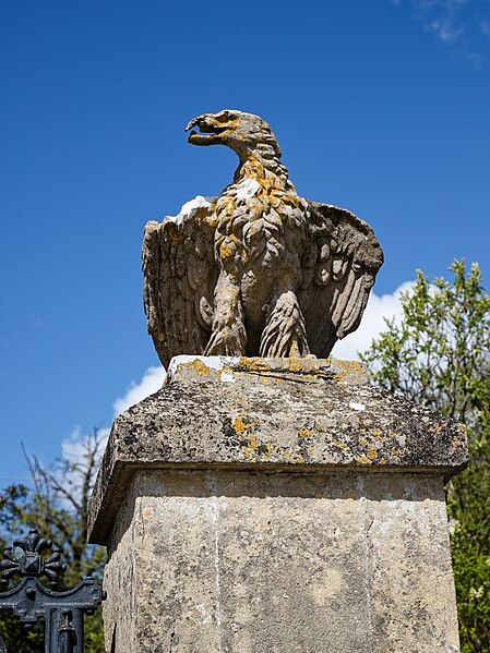 File:Gatepost eagle sculpture Brightwell Park gateway Brightwell Baldwin Oxfordshire England 02.jpg